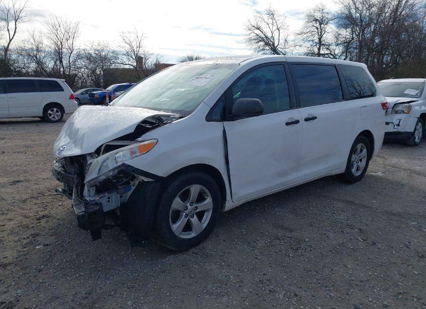 Photo 2 of 2015 Toyota Sienna L 7 PASSENGER (VIN 5TDZK3DC6FS568959)