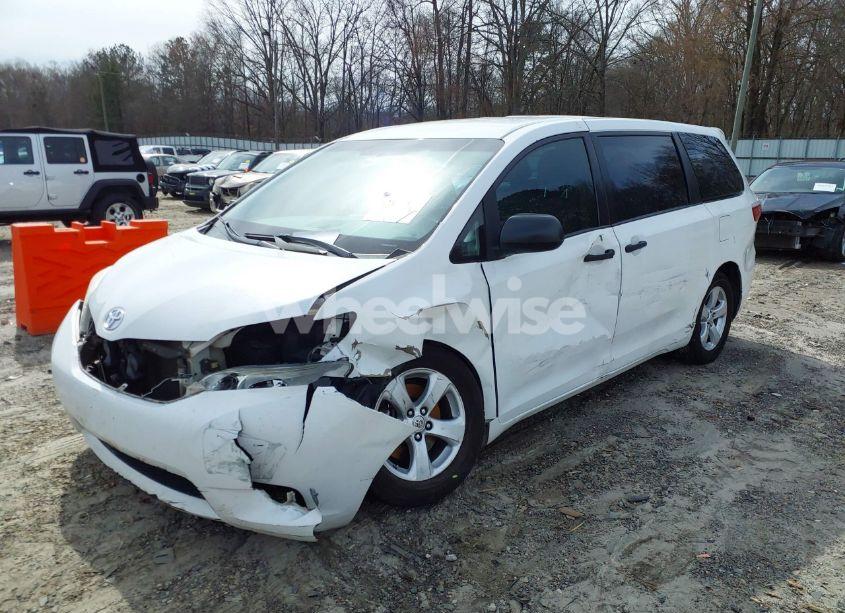 Photo 2 of 2015 Toyota Sienna L 7 PASSENGER (VIN 5TDZK3DC7FS575547)