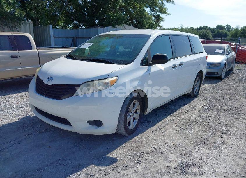 Photo 2 of 2016 Toyota Sienna L 7 PASSENGER (VIN 5TDZK3DC7GS735427)