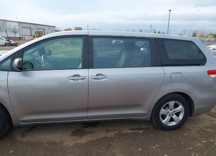 Photo 14 of 2011 Toyota Sienna BASE V6 (VIN 5TDZK3DC8BS002117)