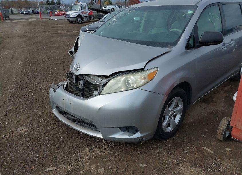 Photo 2 of 2011 Toyota Sienna BASE V6 (VIN 5TDZK3DC8BS002117)