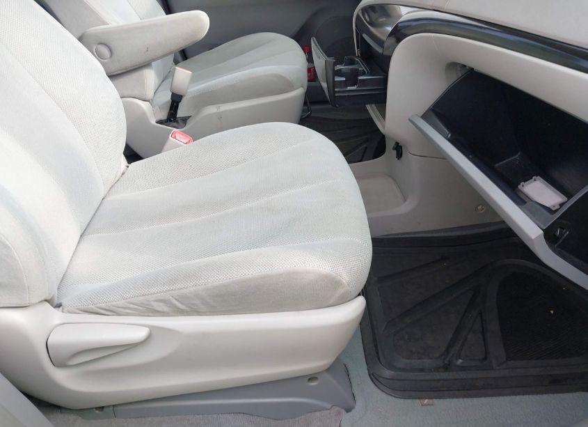 Photo 5 of 2011 Toyota Sienna BASE V6 (VIN 5TDZK3DC8BS002117)