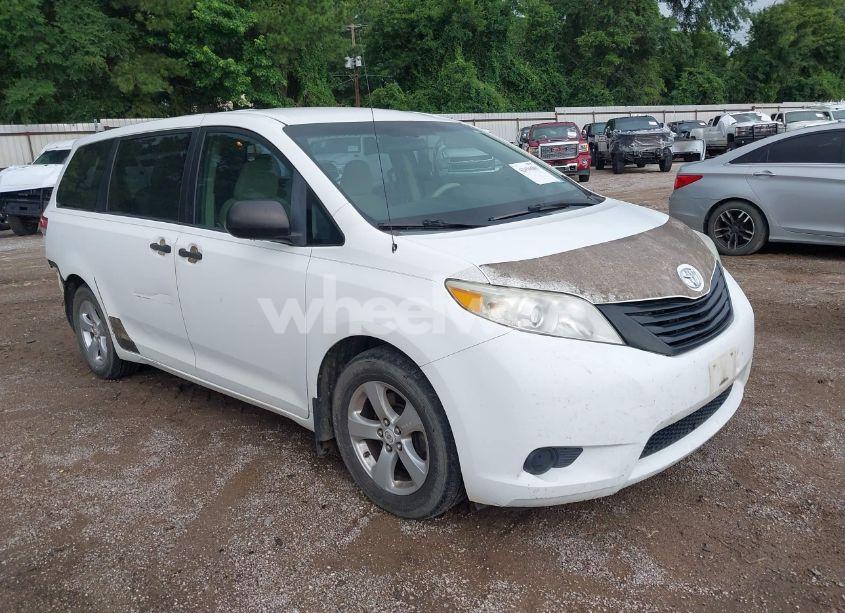 2011 Toyota Sienna BASE V6 (VIN 5TDZK3DC8BS030631) main photo
