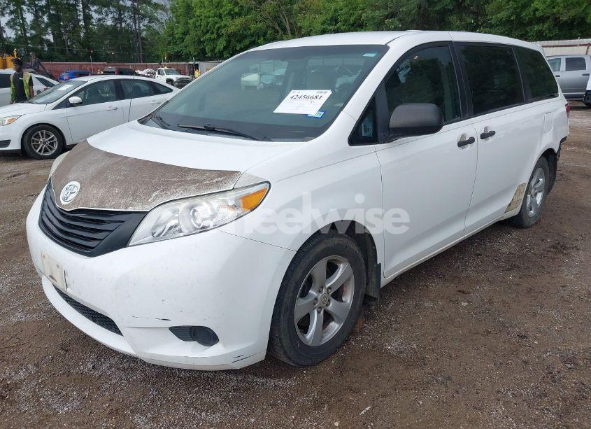 Photo 2 of 2011 Toyota Sienna BASE V6 (VIN 5TDZK3DC8BS030631)