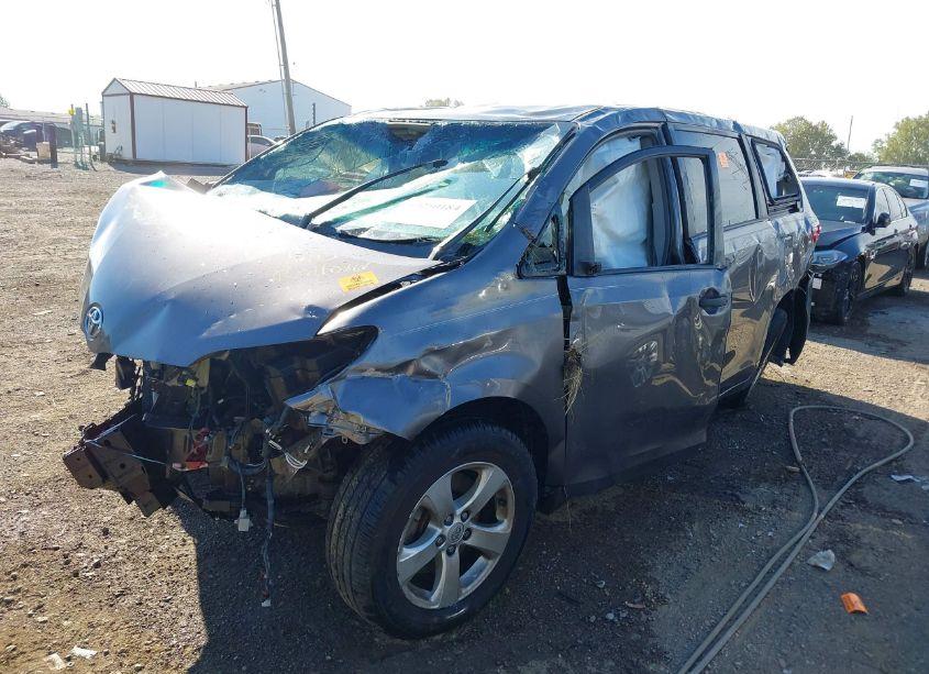 Photo 2 of 2016 Toyota Sienna L 7 PASSENGER (VIN 5TDZK3DC8GS725330)