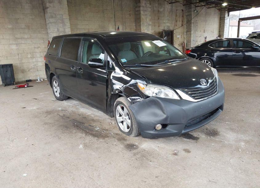 2014 Toyota Sienna L (VIN 5TDZK3DC9ES425759) main photo
