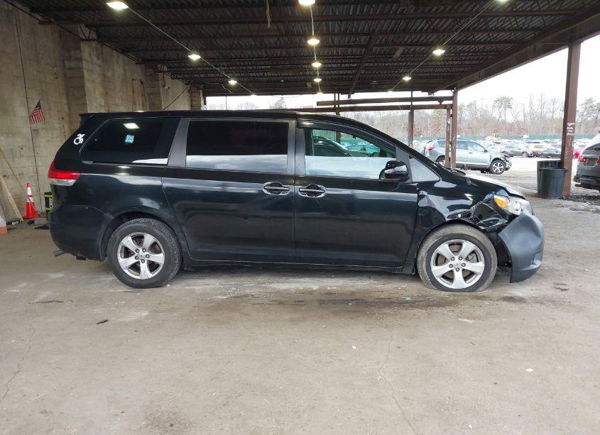 Photo 13 of 2014 Toyota Sienna L (VIN 5TDZK3DC9ES425759)