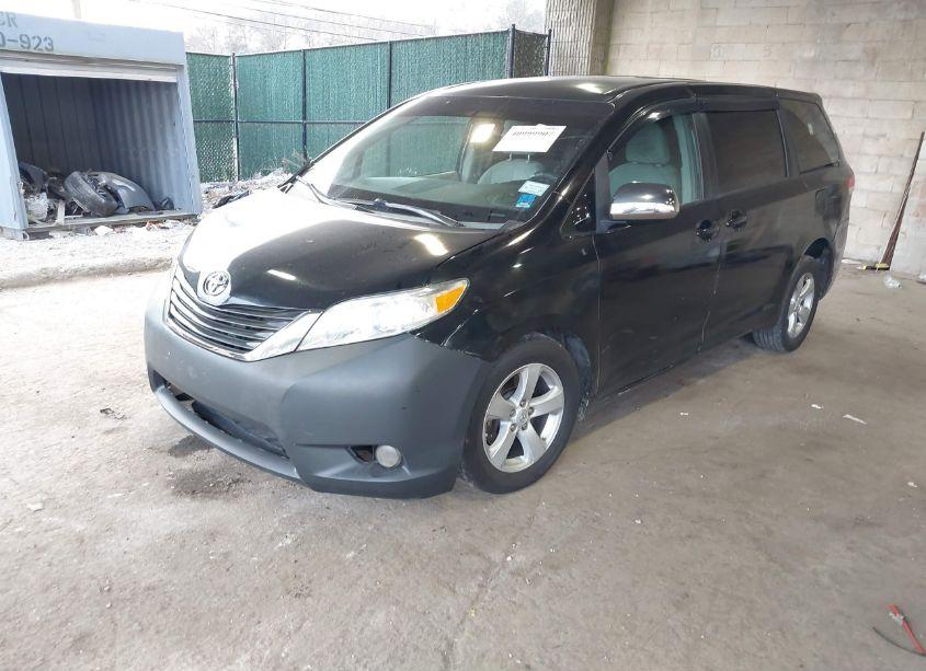 Photo 2 of 2014 Toyota Sienna L (VIN 5TDZK3DC9ES425759)