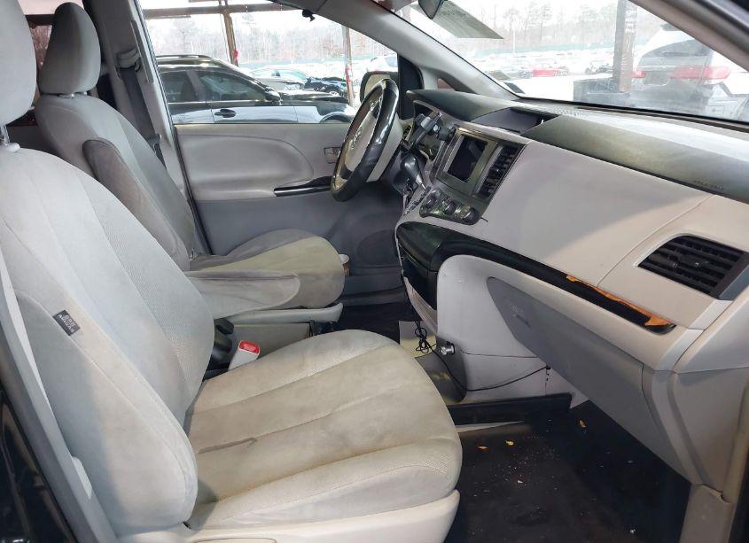 Photo 5 of 2014 Toyota Sienna L (VIN 5TDZK3DC9ES425759)