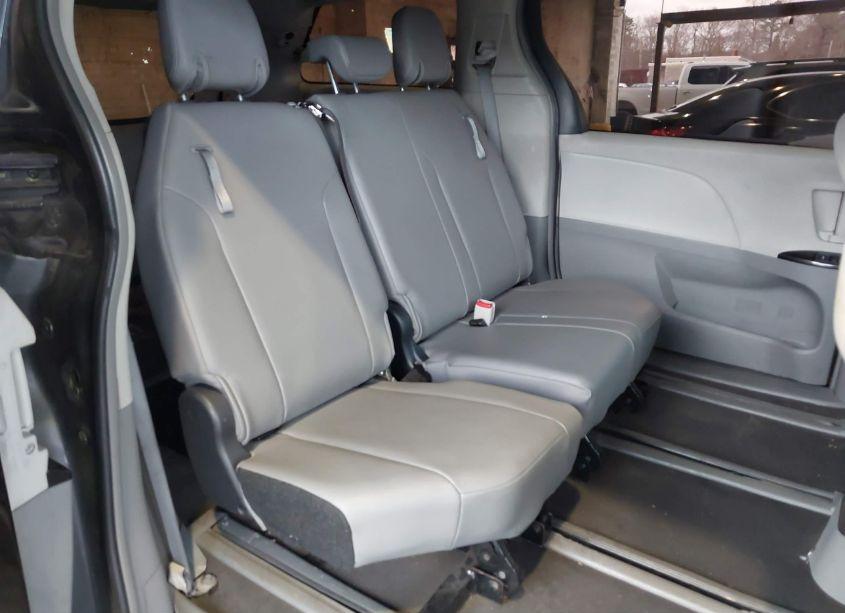 Photo 8 of 2014 Toyota Sienna L (VIN 5TDZK3DC9ES425759)