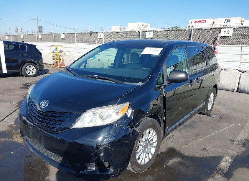 Photo 2 of 2015 Toyota Sienna L 7 PASSENGER (VIN 5TDZK3DC9FS549869)