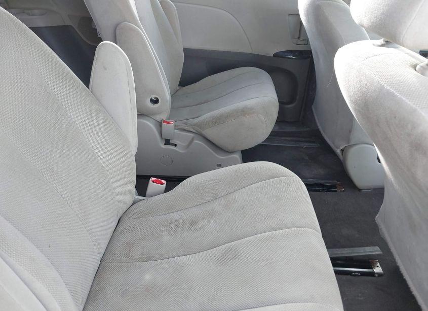 Photo 8 of 2011 Toyota Sienna BASE V6 (VIN 5TDZK3DCXBS052128)