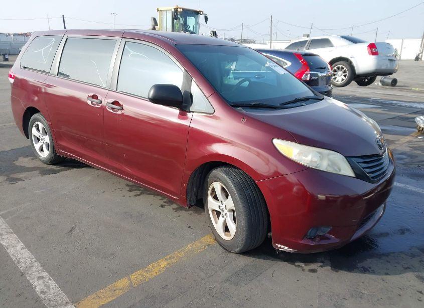 2011 Toyota Sienna BASE V6 (VIN 5TDZK3DCXBS157316) main photo