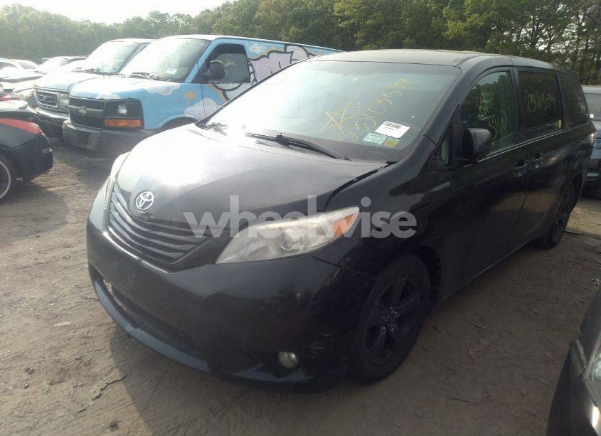 Photo 2 of 2013 Toyota Sienna L V6 7 PASSENGER (VIN 5TDZK3DCXDS372391)