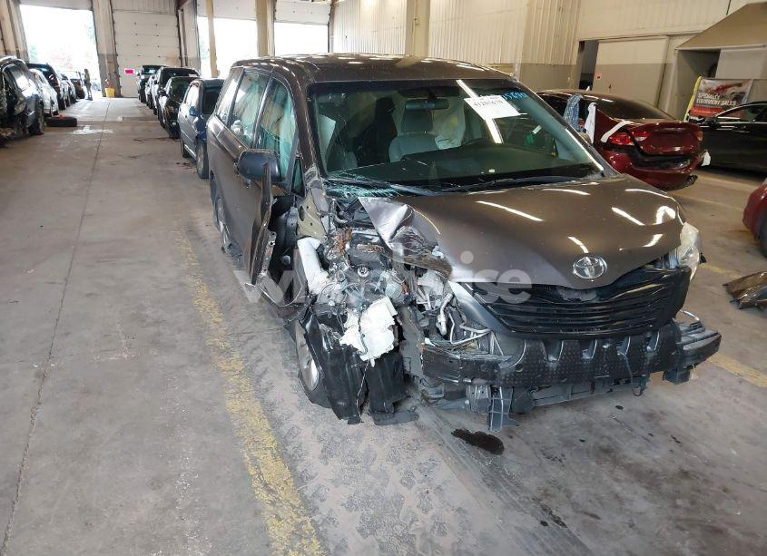 2015 Toyota Sienna L 7 PASSENGER (VIN 5TDZK3DCXFS567507) main photo