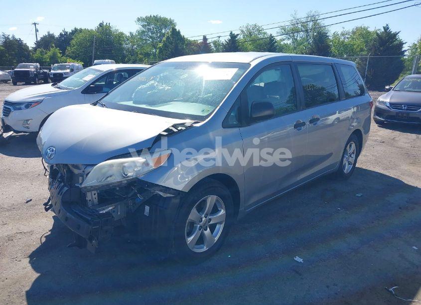 Photo 2 of 2015 Toyota Sienna L (VIN 5TDZK3DCXFS594786)