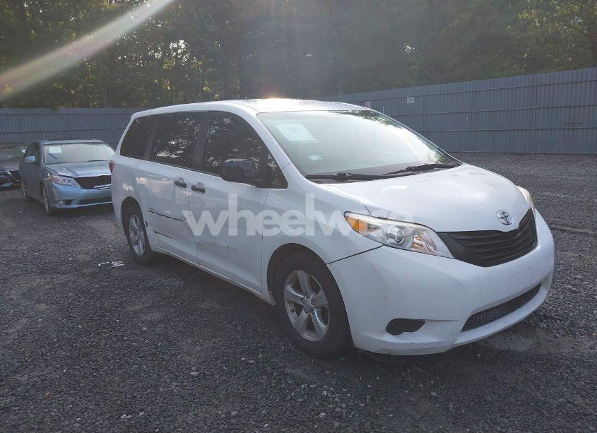 2015 Toyota Sienna L 7 PASSENGER (VIN 5TDZK3DCXFS614096) main photo