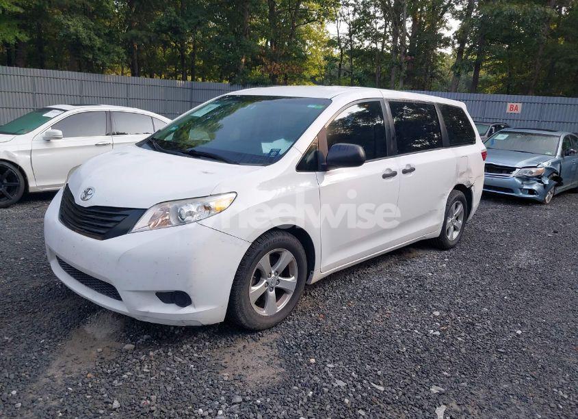 Photo 2 of 2015 Toyota Sienna L 7 PASSENGER (VIN 5TDZK3DCXFS614096)