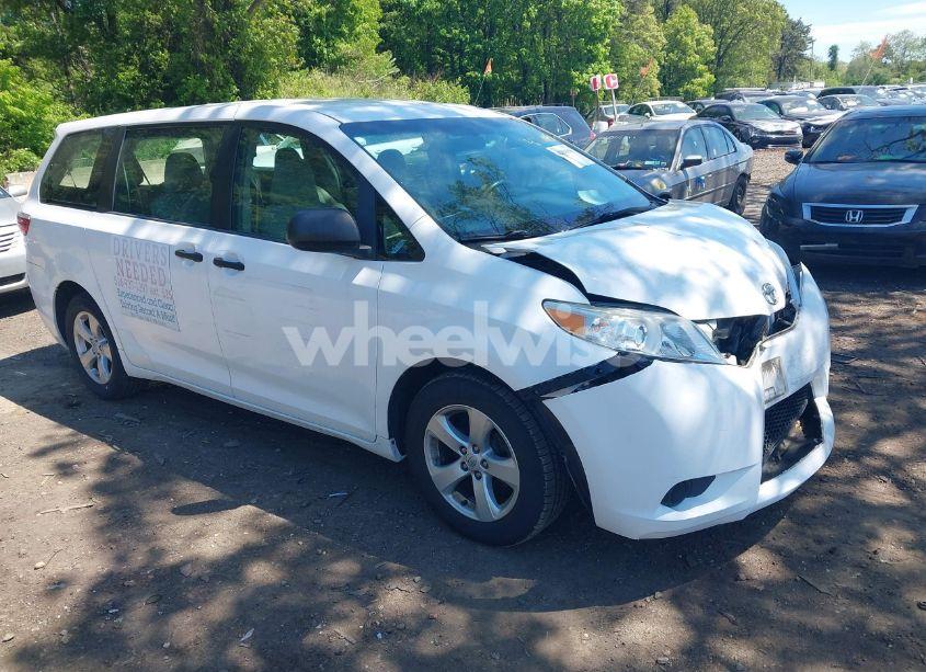 2015 Toyota Sienna L (VIN 5TDZK3DCXFS640245) main photo