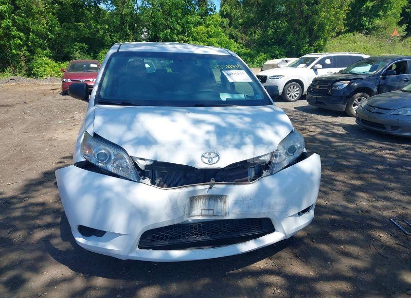 Photo 12 of 2015 Toyota Sienna L (VIN 5TDZK3DCXFS640245)