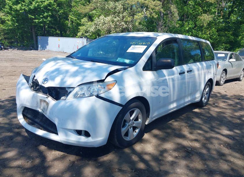 Photo 2 of 2015 Toyota Sienna L (VIN 5TDZK3DCXFS640245)