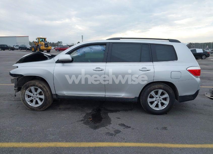 Photo 15 of 2013 Toyota Highlander SE V6 (VIN 5TDZK3EH0DS111944)