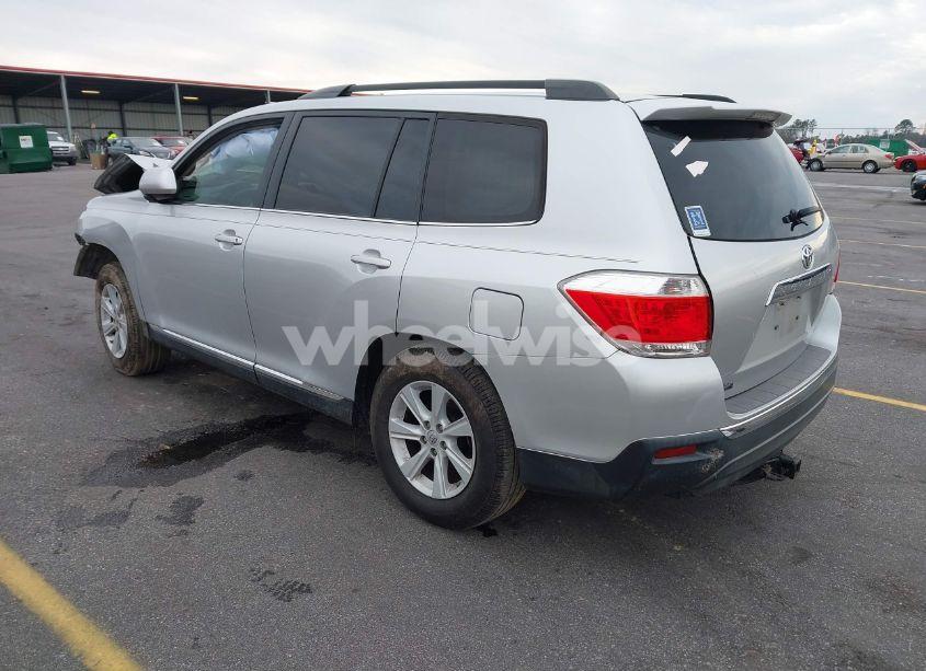 Photo 3 of 2013 Toyota Highlander SE V6 (VIN 5TDZK3EH0DS111944)