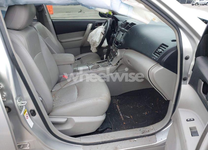 Photo 5 of 2013 Toyota Highlander SE V6 (VIN 5TDZK3EH0DS111944)