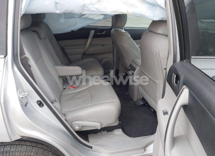 Photo 8 of 2013 Toyota Highlander SE V6 (VIN 5TDZK3EH0DS111944)