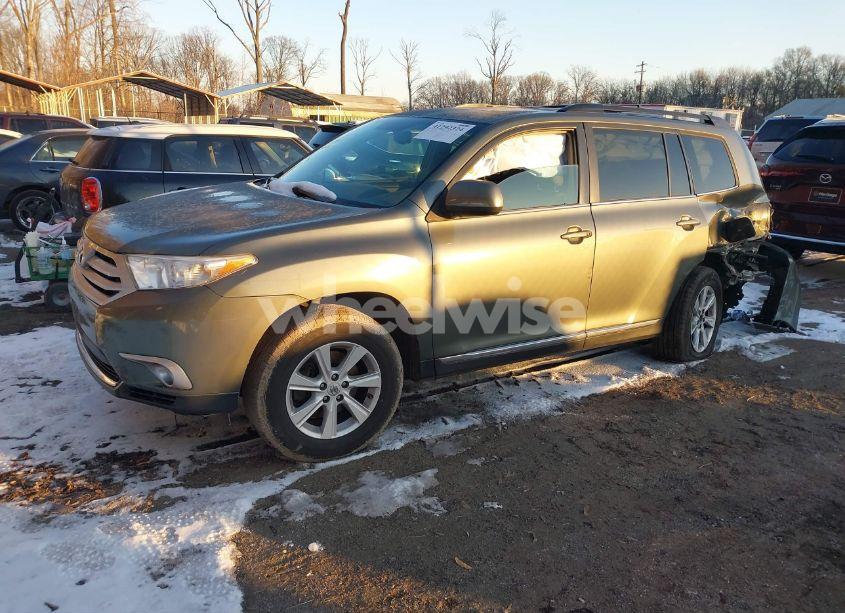 Photo 2 of 2013 Toyota Highlander SE V6 (VIN 5TDZK3EH1DS137016)