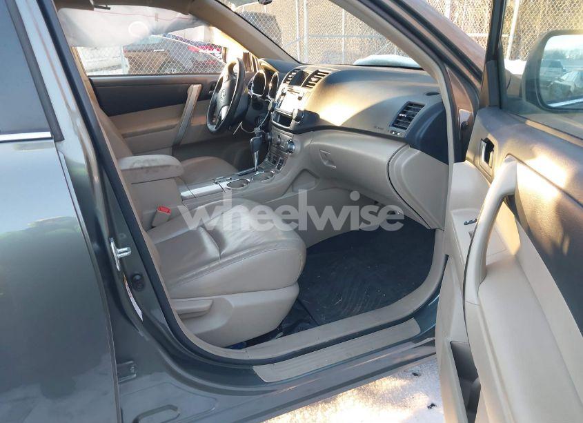 Photo 5 of 2013 Toyota Highlander SE V6 (VIN 5TDZK3EH1DS137016)