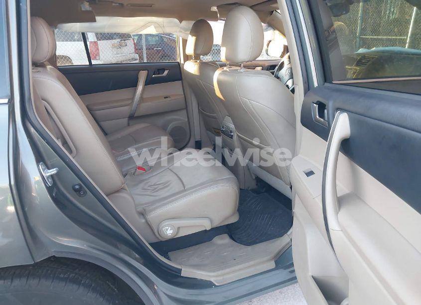 Photo 8 of 2013 Toyota Highlander SE V6 (VIN 5TDZK3EH1DS137016)