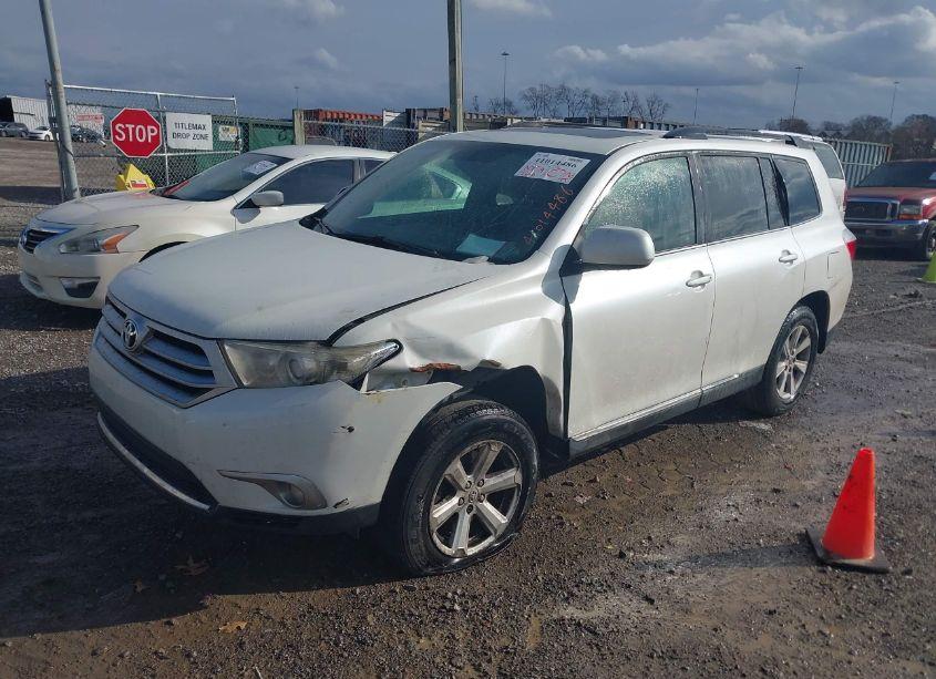 Photo 2 of 2013 Toyota Highlander SE V6 (VIN 5TDZK3EH2DS102436)