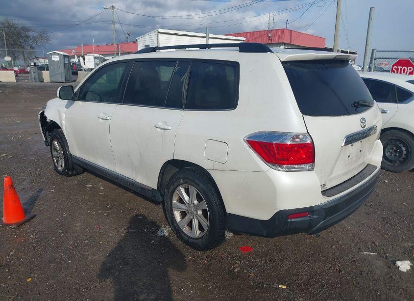 Photo 3 of 2013 Toyota Highlander SE V6 (VIN 5TDZK3EH2DS102436)