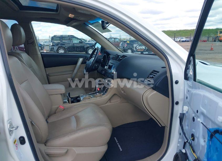 Photo 5 of 2012 Toyota Highlander SE V6 (VIN 5TDZK3EH3CS055674)