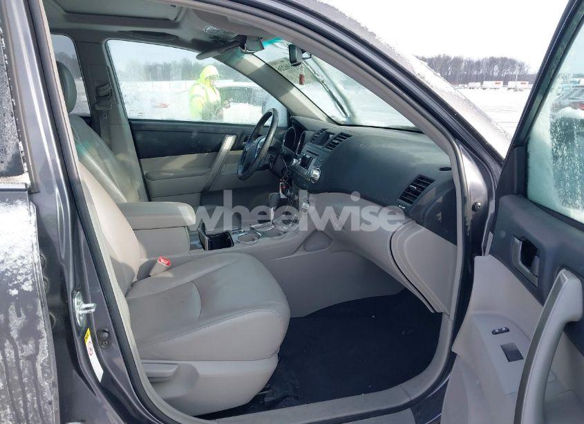 Photo 5 of 2012 Toyota Highlander SE V6 (VIN 5TDZK3EH3CS072118)