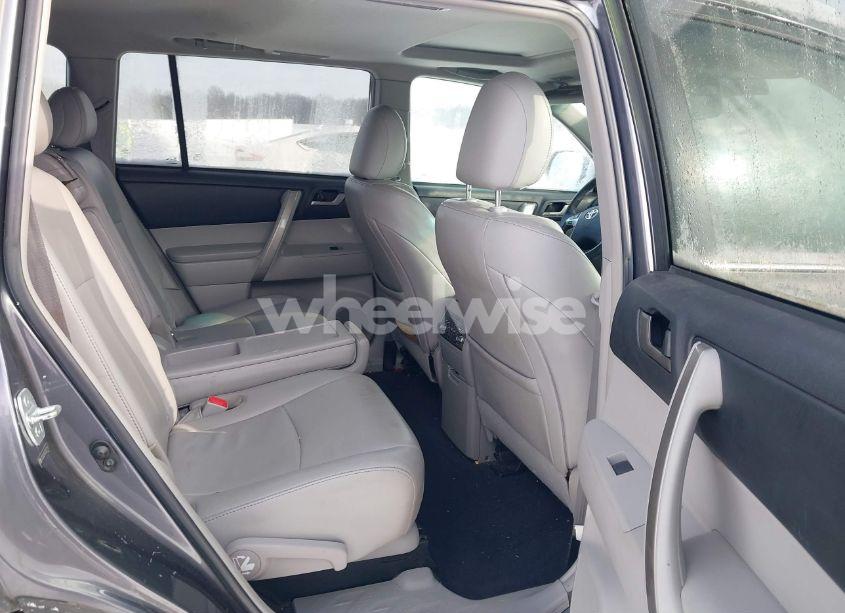 Photo 8 of 2012 Toyota Highlander SE V6 (VIN 5TDZK3EH3CS072118)