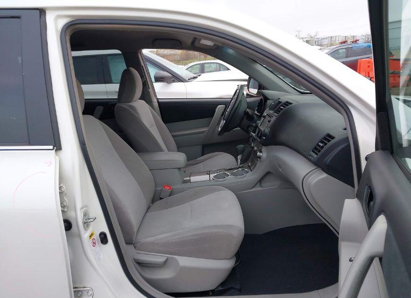 Photo 5 of 2013 Toyota Highlander BASE V6 (VIN 5TDZK3EH3DS121223)