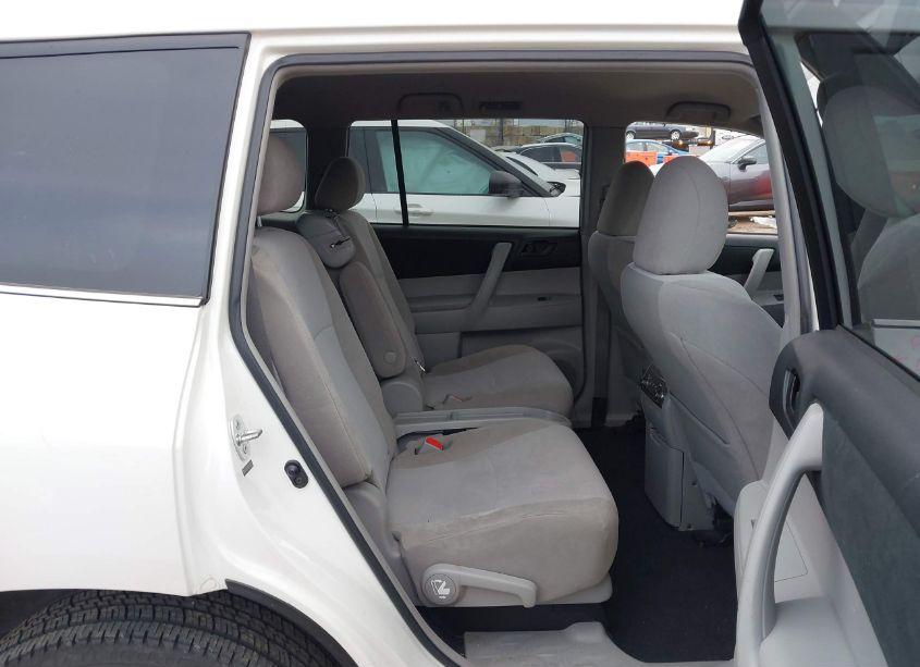 Photo 8 of 2013 Toyota Highlander BASE V6 (VIN 5TDZK3EH3DS121223)