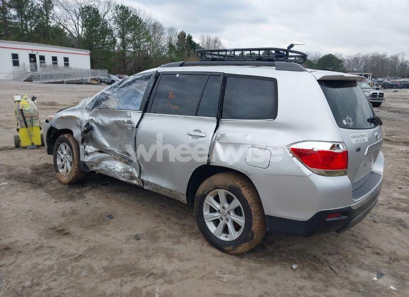 Photo 3 of 2013 Toyota Highlander SE V6 (VIN 5TDZK3EH4DS113437)