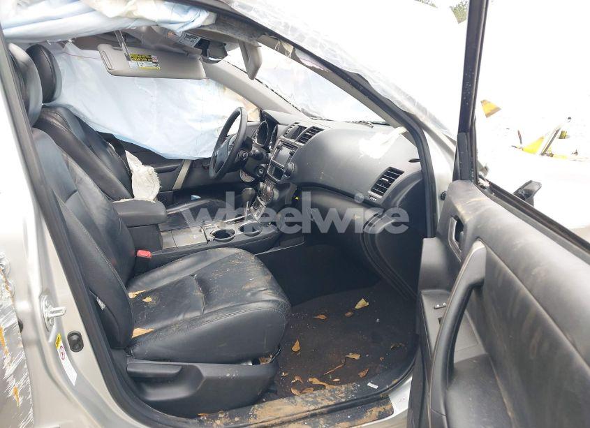 Photo 5 of 2013 Toyota Highlander SE V6 (VIN 5TDZK3EH4DS113437)