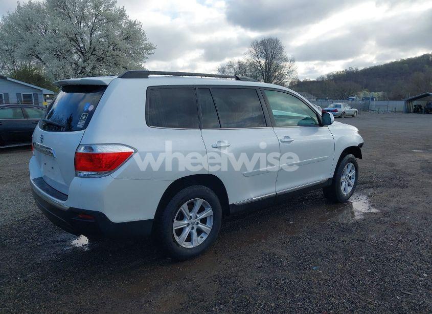 Photo 4 of 2012 Toyota Highlander SE V6 (VIN 5TDZK3EH5CS077742)