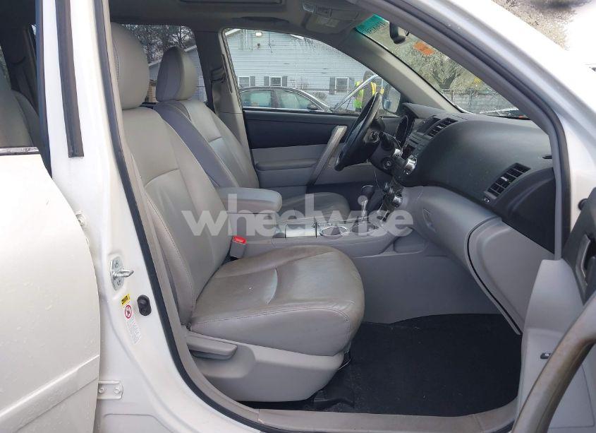 Photo 5 of 2012 Toyota Highlander SE V6 (VIN 5TDZK3EH5CS077742)