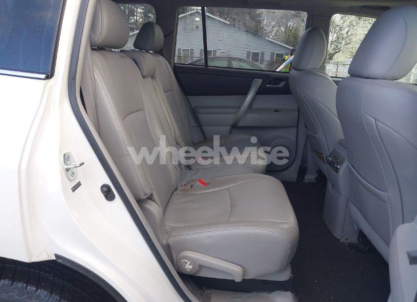 Photo 8 of 2012 Toyota Highlander SE V6 (VIN 5TDZK3EH5CS077742)