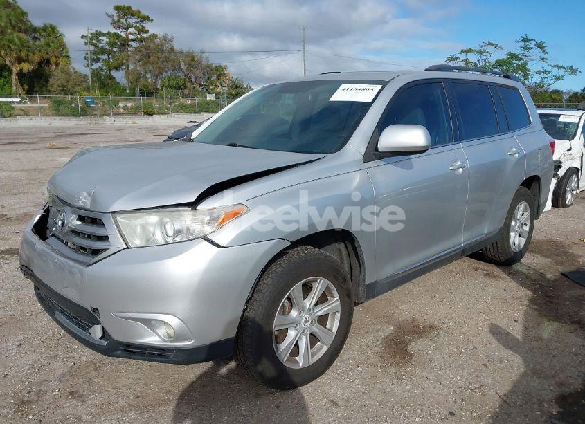 Photo 2 of 2013 Toyota Highlander SE V6 (VIN 5TDZK3EH5DS101247)