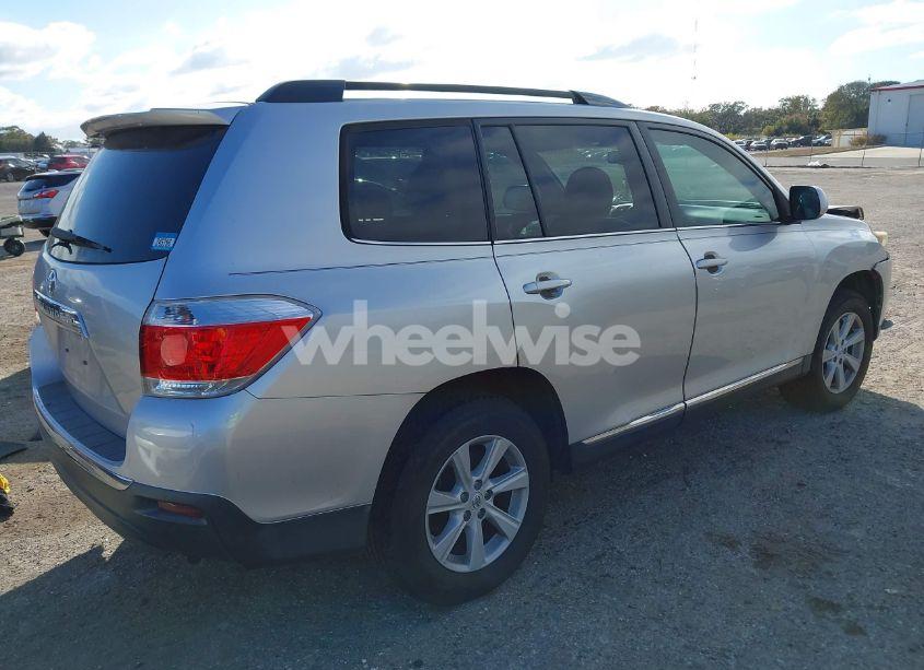 Photo 4 of 2013 Toyota Highlander SE V6 (VIN 5TDZK3EH5DS101247)
