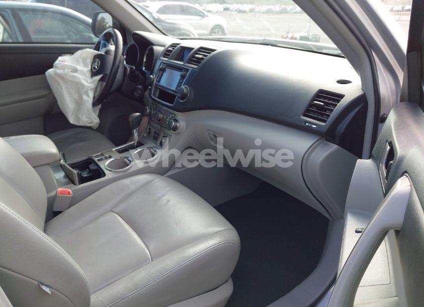 Photo 5 of 2013 Toyota Highlander SE V6 (VIN 5TDZK3EH5DS101247)