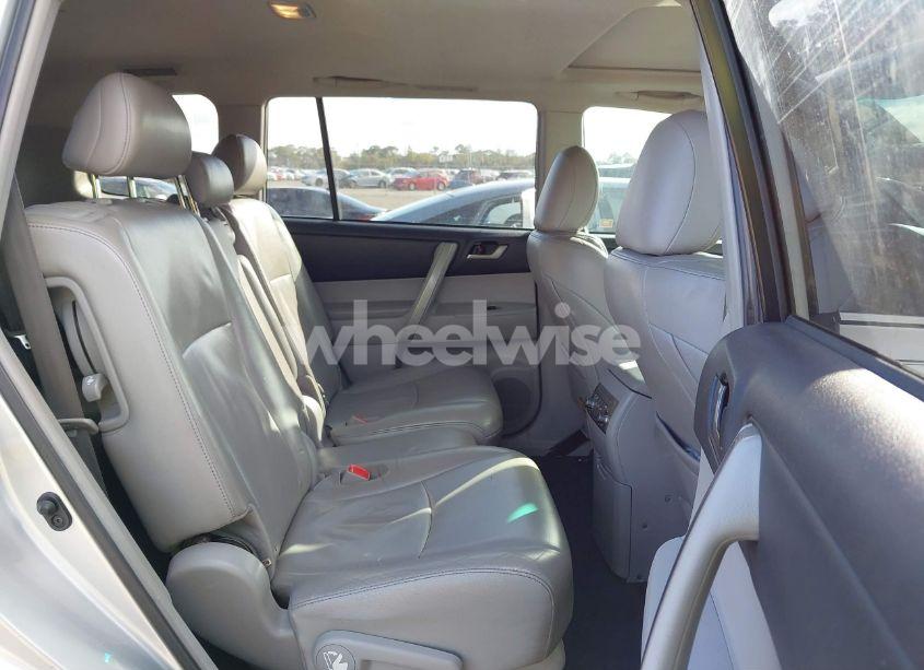 Photo 8 of 2013 Toyota Highlander SE V6 (VIN 5TDZK3EH5DS101247)