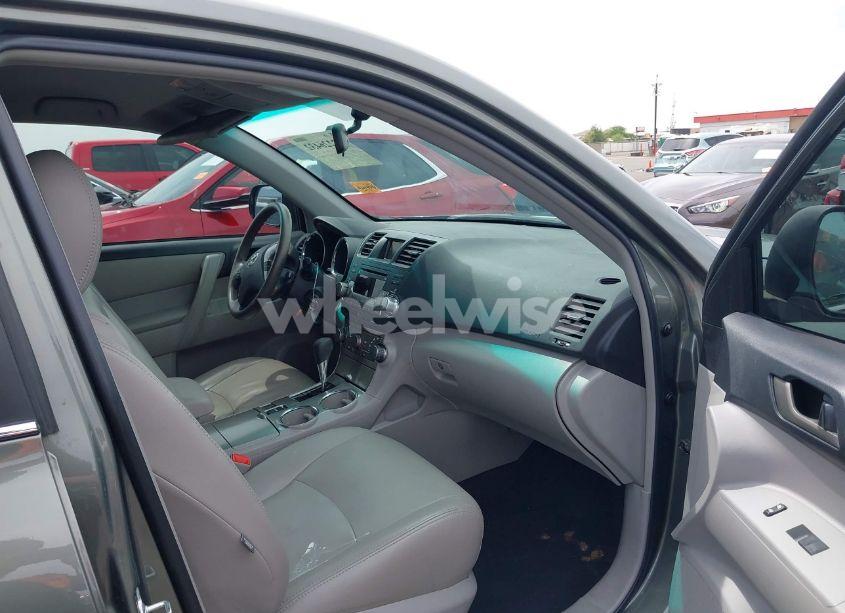 Photo 5 of 2011 Toyota Highlander BASE V6 (VIN 5TDZK3EH6BS026281)