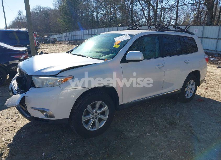 Photo 2 of 2013 Toyota Highlander BASE PLUS V6 (VIN 5TDZK3EH6DS101676)